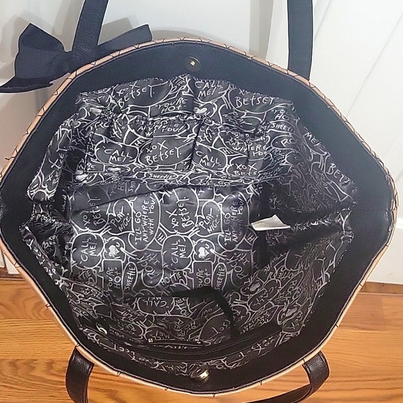 Betsey Johnson Y2K Heart Embossed Tote Bag Black/Tan w/ Bow - Picture 4 of 12